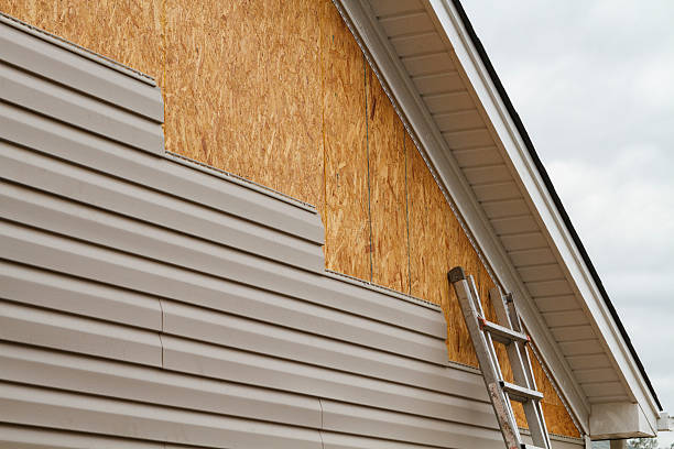 Professional Siding Repair technician working in Saratoga, NC